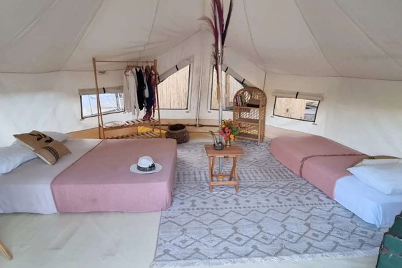 Maxi Glamping: canvas tent with two beds and a rug