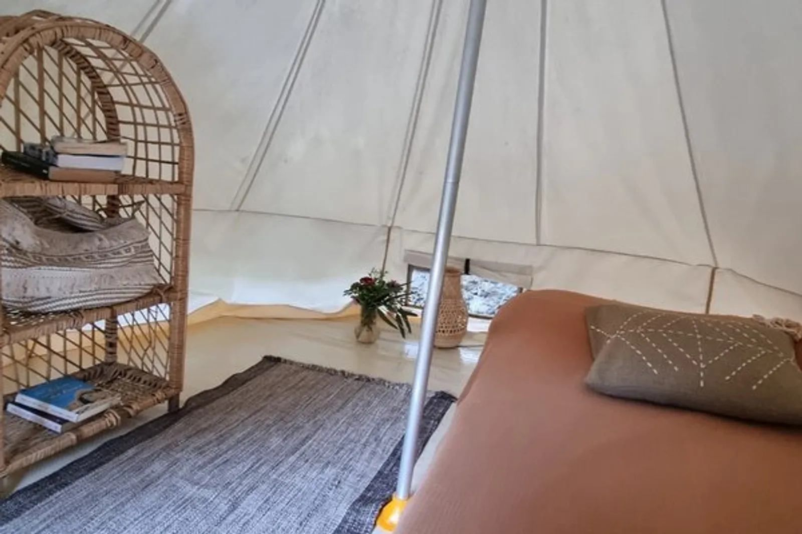 Mini Glamping: bell tent with a rattan shelf and a single bed