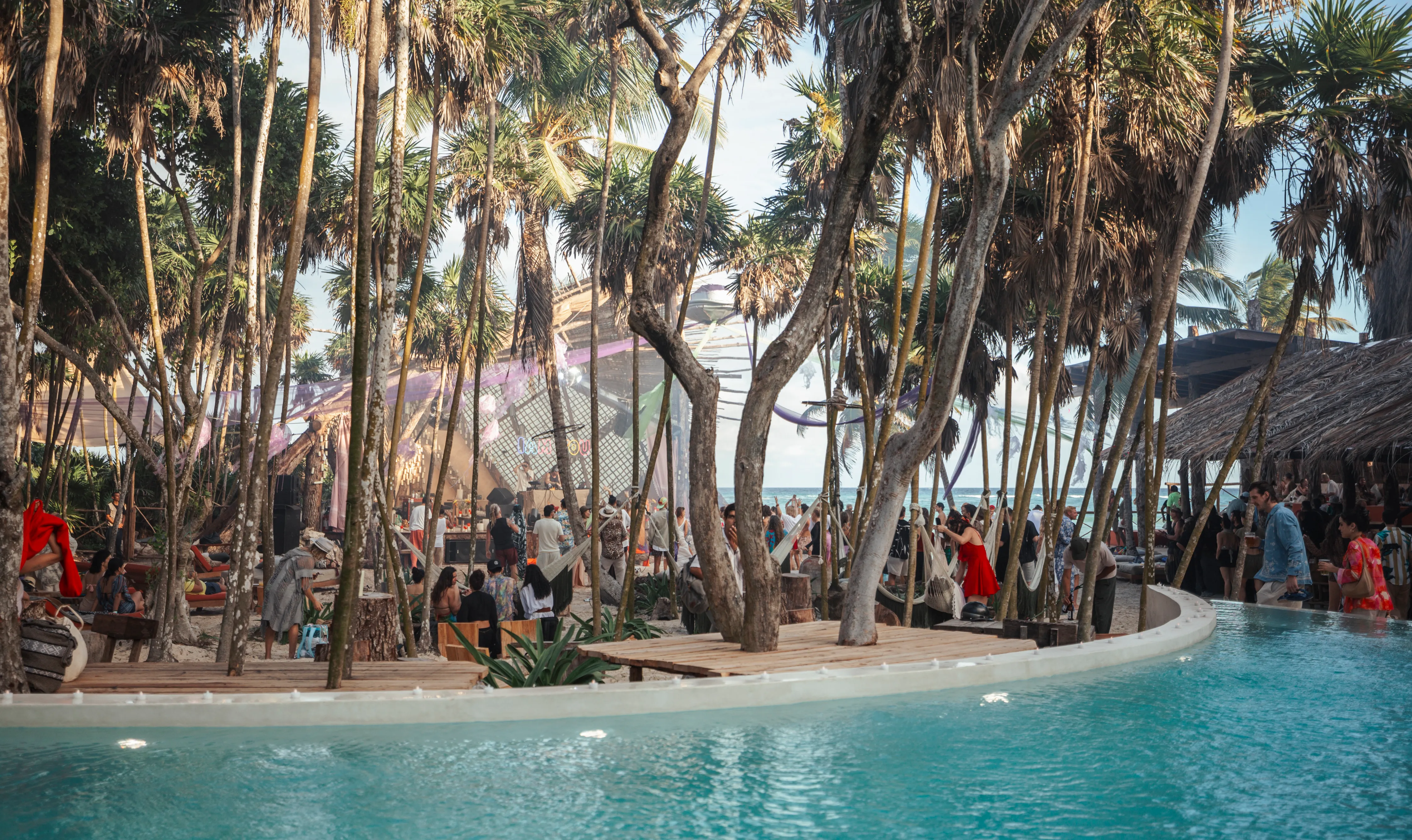 Arena, between the palms and the water